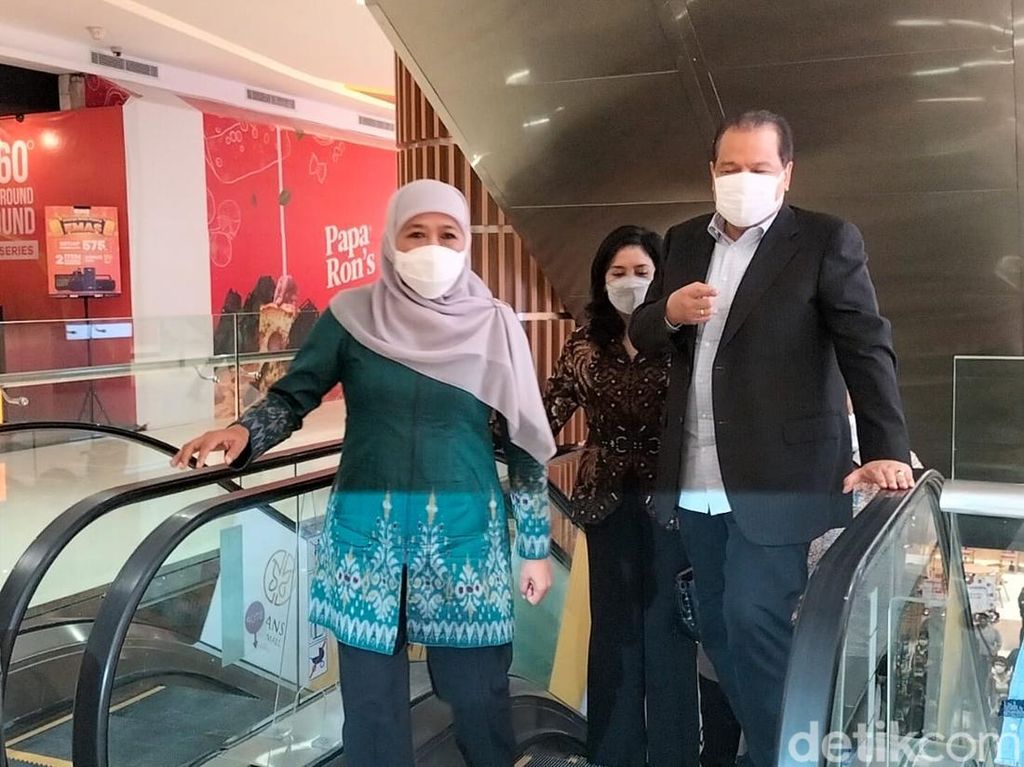 Kesan Khofifah Usai Rasakan Dinginnya Salju di Surabaya