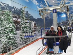 Takjub Salju di Trans Snow World Surabaya, Gubernur Khofifah: Mirip Aslinya