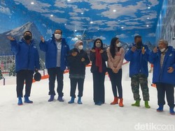 Serunya Main Salju di Kampung Ala Jepang Trans Snow World Surabaya
