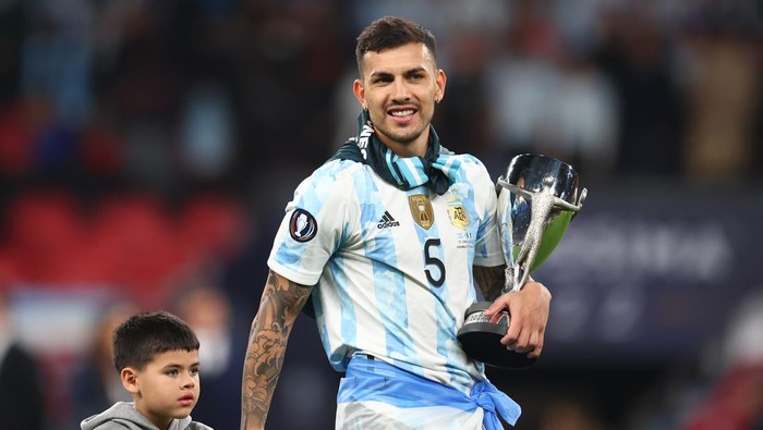 LONDON, ENGLAND - JUNE 01: Leandro Paredes of Argentina celebrates with the Finalissima trophy after their sides victory during the 2022 Finalissima match between Italy and Argentina at Wembley Stadium on June 01, 2022 in London, England. (Photo by Alex Pantling/Getty Images)