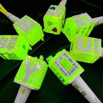 Korea memiliki budaya industri hiburan yang menarik, salah satunya merchandise K-Pop.