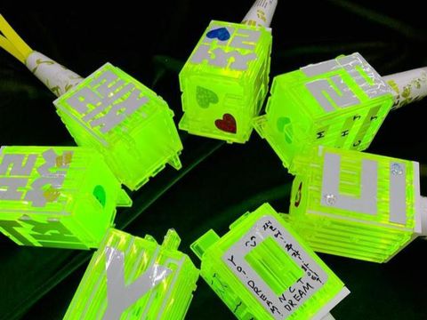 Korea memiliki budaya industri hiburan yang menarik, salah satunya merchandise K-Pop.