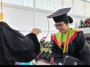 Mahasiswi Hindu di Mataram Lulus Magister Manajemen Pendidikan Islam
