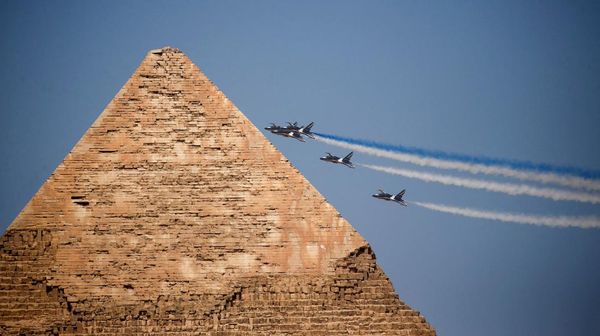 Begini Jadinya Jika Pesawat Bermanuver di Atas Piramida Mesir