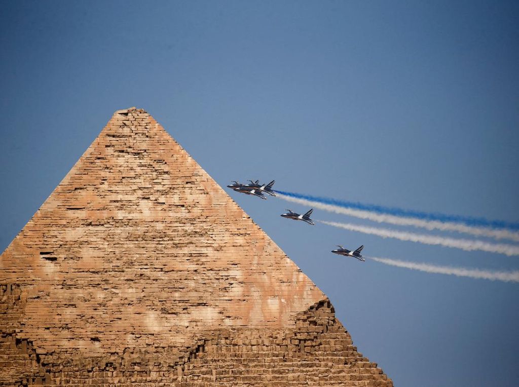 Begini Jadinya Jika Pesawat Bermanuver di Atas Piramida Mesir