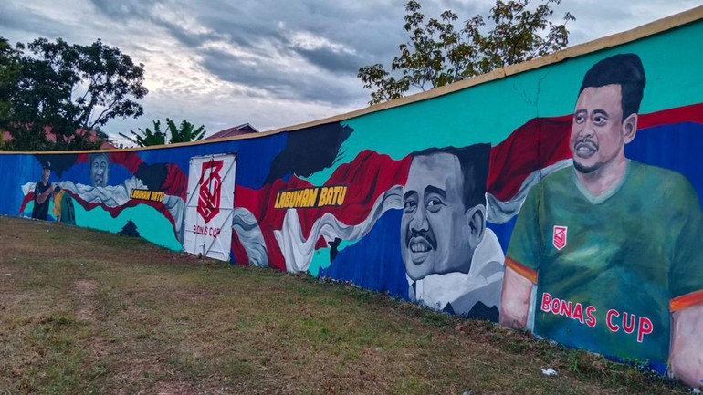Yang menarik, untuk memeriahkan even itu Bupati Labuhan Batu Erik Etrada mengecat ulang stadion di bagian dalam dengan warna dasar biru. Di sisi kiri stadion terpampang mural atau lukisan dinding yang dikerjakan seniman dari Medan. Mural tersebut bergambar wajah Bobby Nasution dengan ukuran besar dan wajah Bupati Labuhan Batu sendiri. 