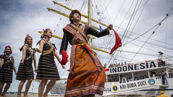 Saat KRI Bima Suci Merapat di Malaysia dan Disambut Tarian Khas Sabah