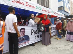 Emak-emak Relawan Sandiaga Uno Gelar Bazar Sembako Murah di Pekanbaru