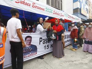Emak-emak Relawan Sandiaga Uno Gelar Bazar Sembako Murah di Pekanbaru Emak-emak Relawan Sandiaga Uno Gelar Bazar Sembako Murah di Pekanbaru