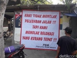 Pedagang di Manyar Gresik Pasang Banner Tolak Relokasi Imbas Pelebaran Jalan