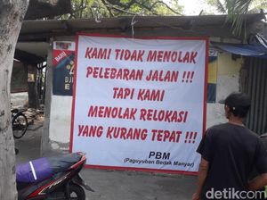 Pedagang di Manyar Gresik Pasang Banner Tolak Relokasi Imbas Pelebaran Jalan Pedagang di Manyar Gresik Pasang Banner Tolak Relokasi Imbas Pelebaran Jalan