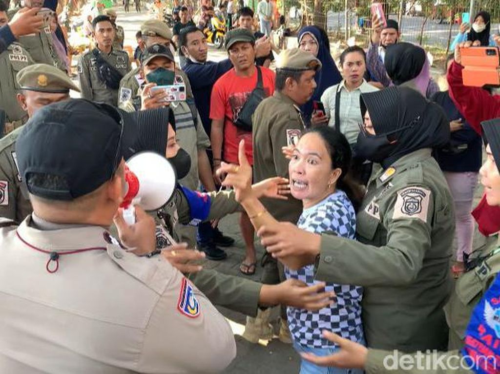 Penertiban PKL di Losari Makassar Ricuh, Pedagang Tolak Lapak Digeser
