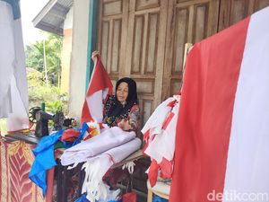 Kisah Nenek Mardawiyah, 50 Tahun Jadi Penjahit Bendera Merah Putih Kisah Nenek Mardawiyah, 50 Tahun Jadi Penjahit Bendera Merah Putih