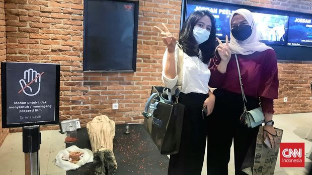 Leona dan Mila menonton Pengabdi Setan 2: Communion di hari pertama penayangan di CGV Grand Indonesia, Kamis (4/8).