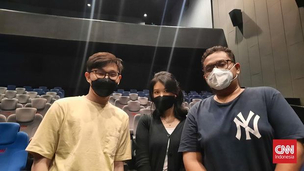 Daniel, Kein, dan Ferdi menonton Pengabdi Setan 2: Communion di hari pertama penayangan di CGV Grand Indonesia, Kamis (4/8).