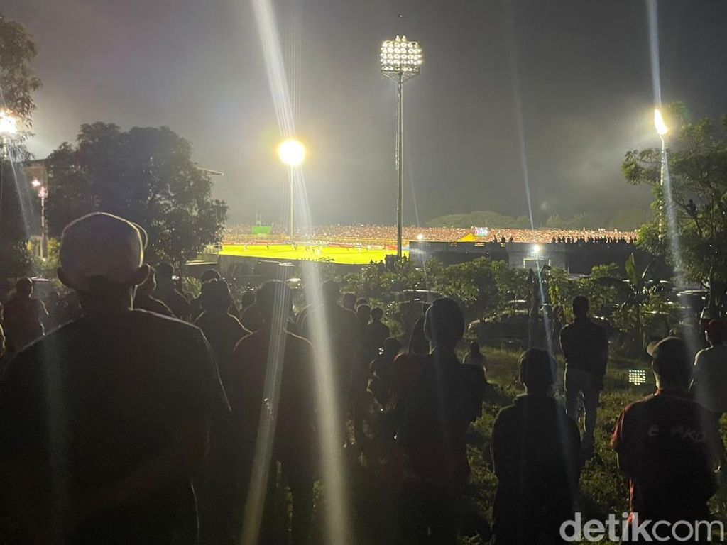 Keseruan Nonton PSM Makassar Vs Persija Jakarta dari Atas Bukit