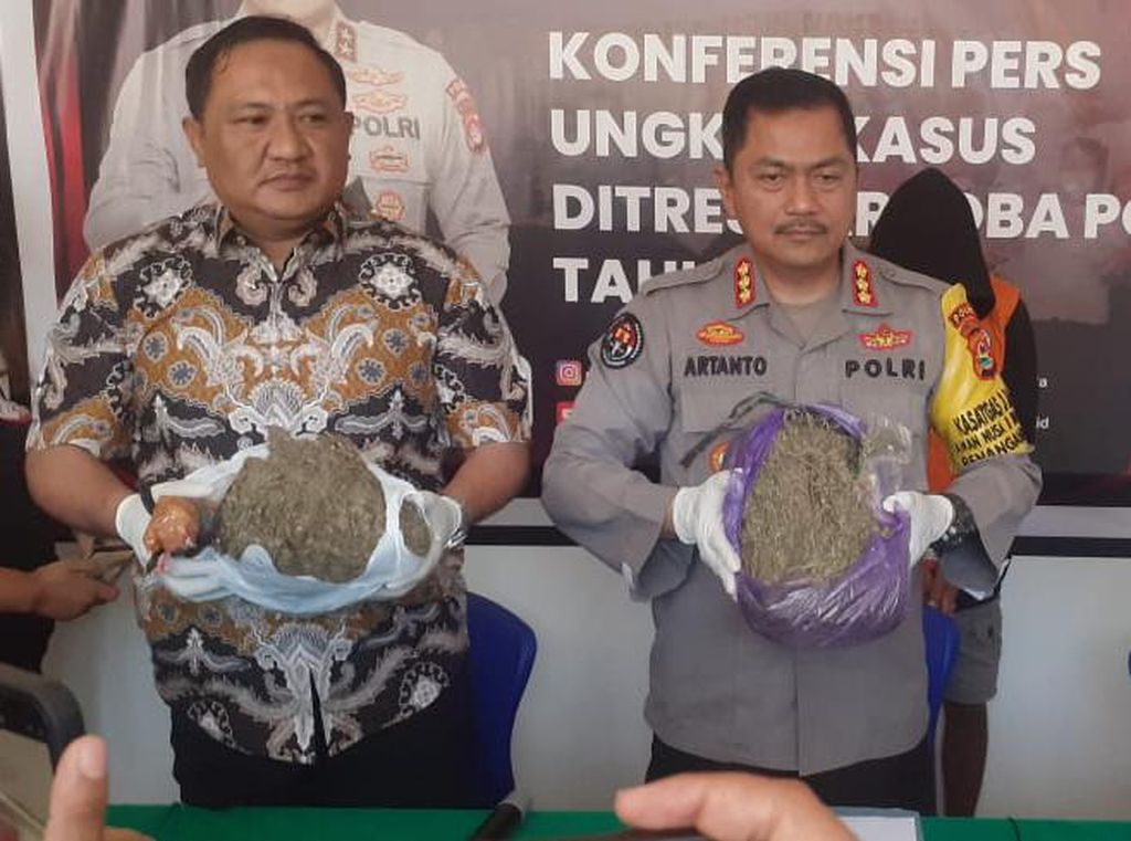 Pesan Ganja 1,7 Kg dari Lampung, Pria Lombok Ditangkap Polisi