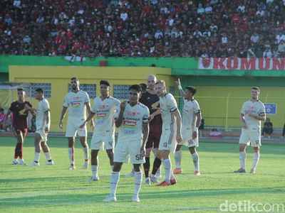 Potret Aksi Pemain PSM Ditahan Imbang Persija di Stadion BJ Habibie