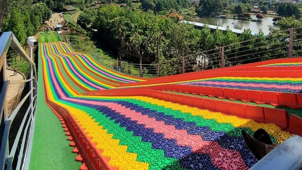 Rainbow Slide di Floating Market Lembang