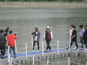 Bonge Beraksi Bareng Ridwan Kamil di Atas Danau