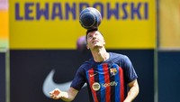 Begini momen saat Lewandowski mengontrol bola di atas kepala. (Foto: AFP via Getty Images/PAU BARRENA)