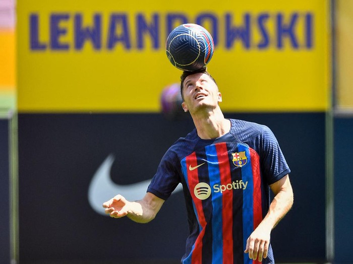 FC Barcelona's Polish forward Robert Lewandowski controls the ball as he poses for pictures during his official presentation at the Camp Nou stadium in Barcelona on August 5, 2022. (Photo by Pau BARRENA / AFP) (Photo by PAU BARRENA/AFP via Getty Images)