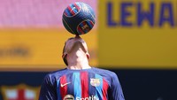 Nah, striker asal Polandia ini juga bisa mengontrol bola di atas hidung. (Foto: Getty Images/Eric Alonso)