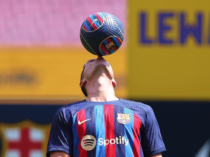 BARCELONA, SPAIN - AUGUST 05: Robert Lewandowski poses for the media as he is presented as a FC Barcelona player at Camp Nou on August 05, 2022 in Barcelona, Spain. (Photo by Eric Alonso/Getty Images)