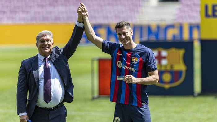 FC Barcelonas new poland striker Robert Lewandowski with the president of FC Barcelona Joan Laporta during his presentation ceremony at the Spotify Camp Nou Stadium in Barcelona, Spain, on August 5th, 2022.  (Photo by Xavier Bonilla/NurPhoto via Getty Images)