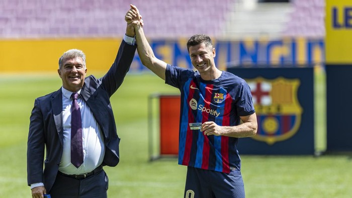 Robert Lewandowski FC Barcelona's new poland striker Robert Lewandowski with the president of FC Barcelona Joan Laporta during his presentation ceremony at the Spotify Camp Nou Stadium in Barcelona, Spain, on August 5th, 2022. (Photo by Xavier Bonilla/NurPhoto via Getty Images)