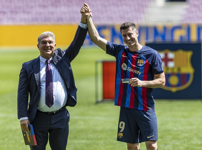 FC Barcelona's new poland striker Robert Lewandowski with the president of FC Barcelona Joan Laporta during his presentation ceremony at the Spotify Camp Nou Stadium in Barcelona, Spain, on August 5th, 2022.  (Photo by Xavier Bonilla/NurPhoto via Getty Images)