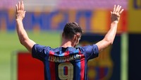 Robert Lewandowski menggunakan nomor punggung 9. Nomor tersebut pada musim lalu dipakai oleh Memphis Depay, yang saat ini kabarnya mau hengkang. (Foto: Getty Images/Eric Alonso)