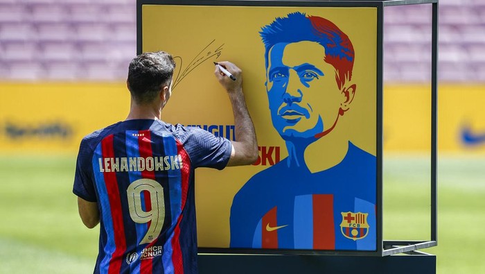 FC Barcelona's new poland striker Robert Lewandowski during his presentation ceremony at the Spotify Camp Nou Stadium in Barcelona, Spain, on August 5th, 2022.  (Photo by Xavier Bonilla/NurPhoto via Getty Images)