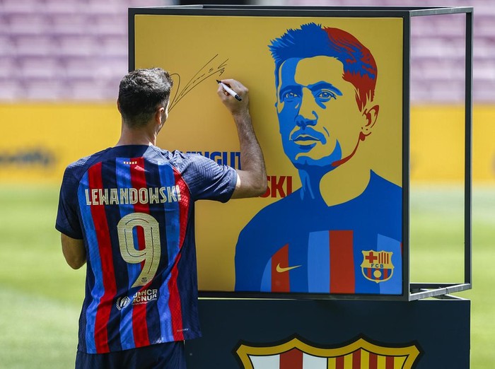 FC Barcelona's new poland striker Robert Lewandowski during his presentation ceremony at the Spotify Camp Nou Stadium in Barcelona, Spain, on August 5th, 2022.  (Photo by Xavier Bonilla/NurPhoto via Getty Images)