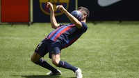 Lihat kemampuan Lewandowski dalam mengontrol bola dengan dada. (Foto: NurPhoto via Getty Images/NurPhoto)