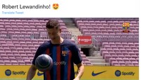 Lewandowski menunjukkan aksi olah bolanya. Pembawa acara dan akun resmi Barcelona sampai menyebut aksinya itu bak Ronaldinho. (Foto: Twitter)