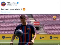 Lewandowski menunjukkan aksi olah bolanya. Pembawa acara dan akun resmi Barcelona sampai menyebut aksinya itu bak Ronaldinho. (Foto: Twitter)