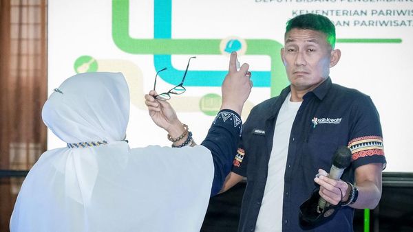 Potret Sandiaga Disemprot Emak-emak Aceh untuk Pertama Kalinya
