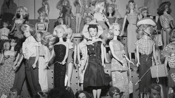 Sejarah Singkat Boneka Barbie dalam Bingkai Foto
