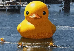 Sepak Terjang Bebek Raksasa Sang Penebar Kebahagiaan Sepak Terjang Bebek Raksasa Sang Penebar Kebahagiaan