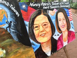 Saat Seniman India Lukis Wajah Pelosi dan Presiden Taiwan Saat Seniman India Lukis Wajah Pelosi dan Presiden Taiwan