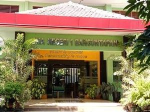 CCTV Rekam Adegan 3 Guru Paksa Siswi SMAN di Bantul Pakai Hijab CCTV Rekam Adegan 3 Guru Paksa Siswi SMAN di Bantul Pakai Hijab