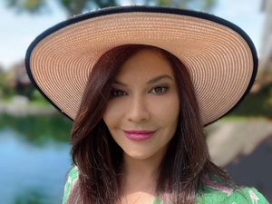 Di Depan Makam Ayah, Tamara Bleszynski Curhat Masalah dengan Kakak Di Depan Makam Ayah, Tamara Bleszynski Curhat Masalah dengan Kakak