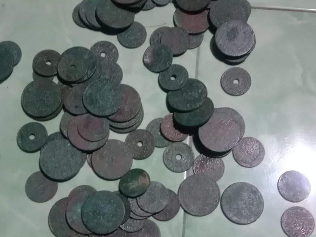 Heboh Warga di Majene Temukan Ratusan Koin Kuno Peninggalan Belanda Heboh Warga di Majene Temukan Ratusan Koin Kuno Peninggalan Belanda