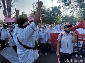 Nakes Honorer di Gedung Sate: Pak Ridwan Kamil, Temui Kami! Nakes Honorer di Gedung Sate: Pak Ridwan Kamil, Temui Kami!