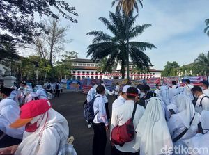 Bermalam di Jalan dan Asa Nakes Honorer di Gedung Sate