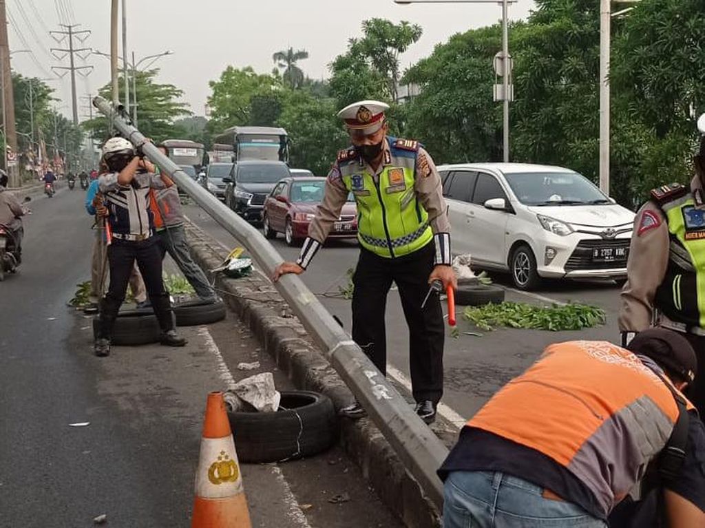 Tiang Penerangan Jalan di Bekasi Roboh Tertabrak Truk, Lalin Sempat Macet