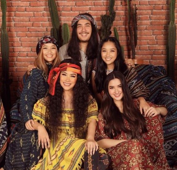 Titi DJ dan putra putrinya berfoto dengan busana nuansa bohemian