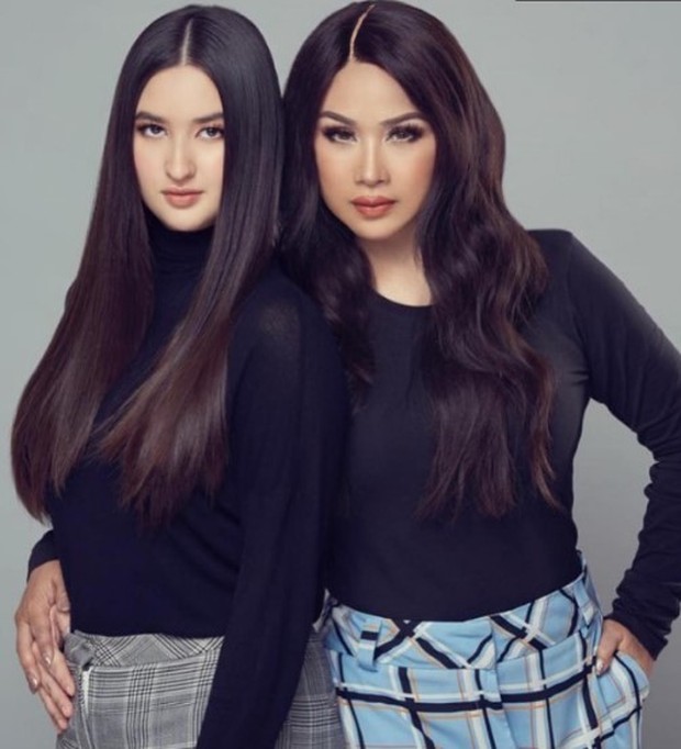 Titi dan Stephanie mengenakan bawahan motif kotak-kotak