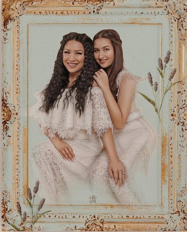 Kompak berfoto dalam 1 bingkai, Titi dan Stephanie mengenakan dress berbahan brokat dan lace berwarna putih